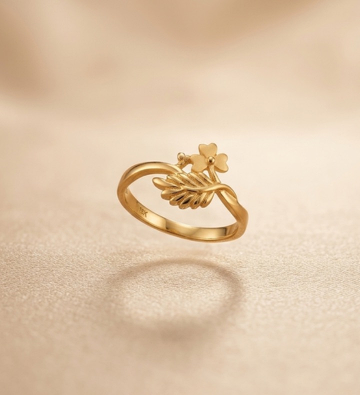 Gold ring with a leaf and flower motif